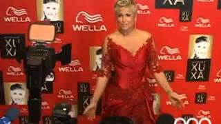 Xuxa foi homenageada enquanto falava com a imprensa  Junno entrou empurrando um bolo gigantesco