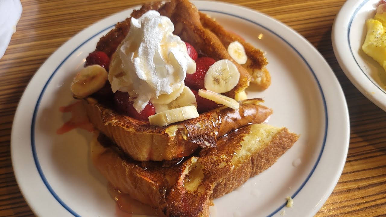 WE EAT A BIG BREAKFAST AT IHOP HAWAII - YouTube