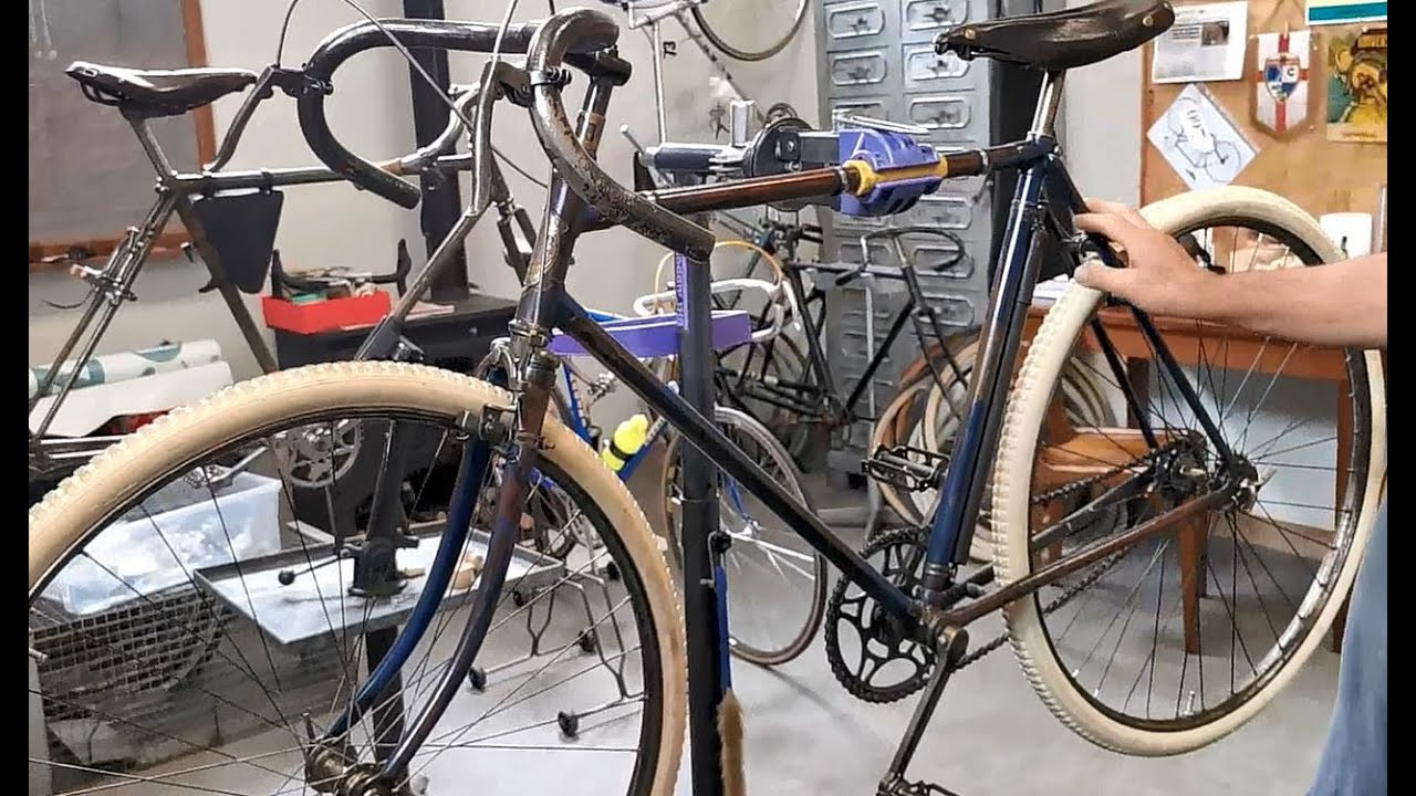 Meccanici e Biciclette: sostituiamo una valvola moderna da una bicicletta d'epoca.