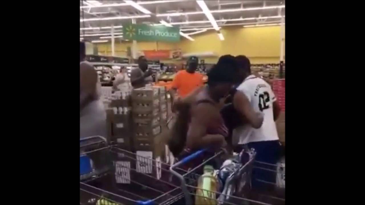 WALMART FIGHT Two Women Fight In Florida Walmart The Smaller One