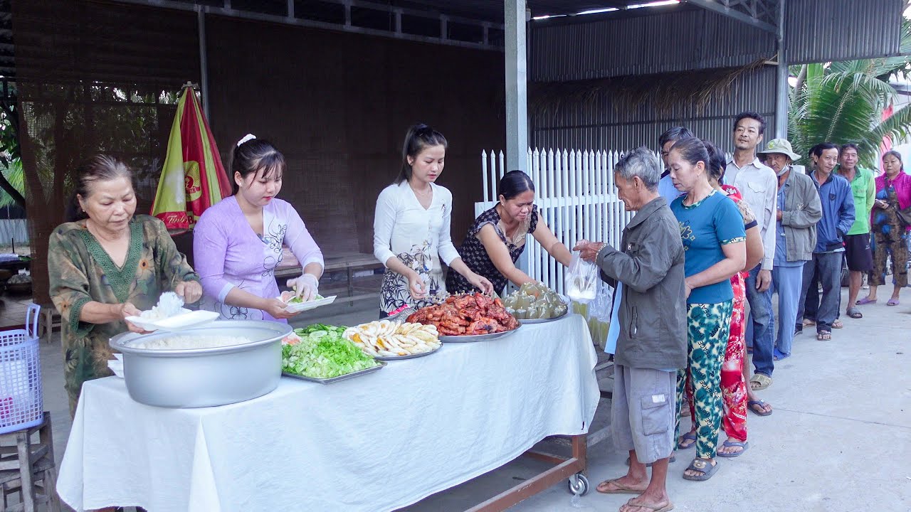 Cô Sương Diệp Ở Úc Tặng 100 Phần Cơm Gà Nướng và Nước Mía cho Bà Con Ở Quê | HQ #1812