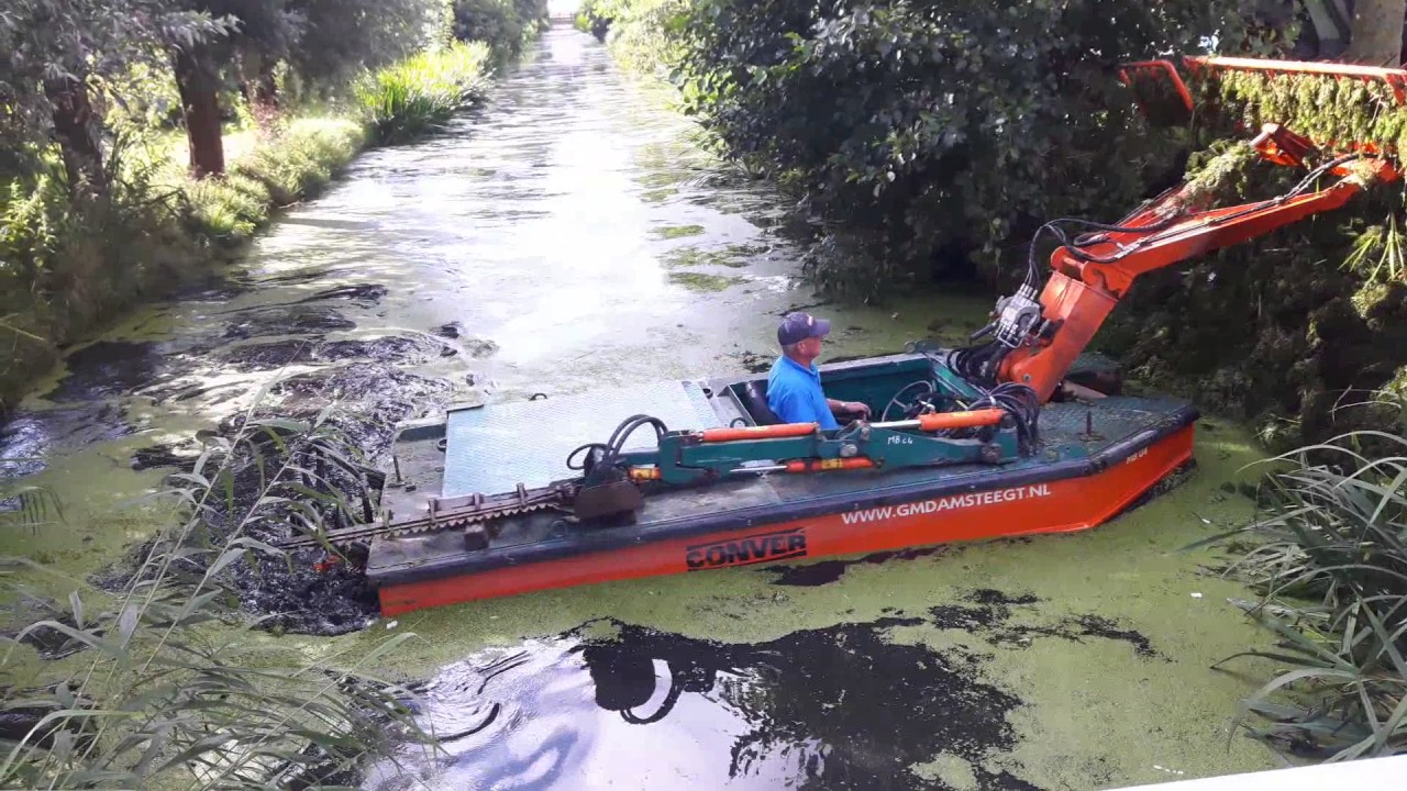 G.M. Damsteegt met maaiboot watergangen reinigen.