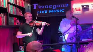 Finnegans pub live music