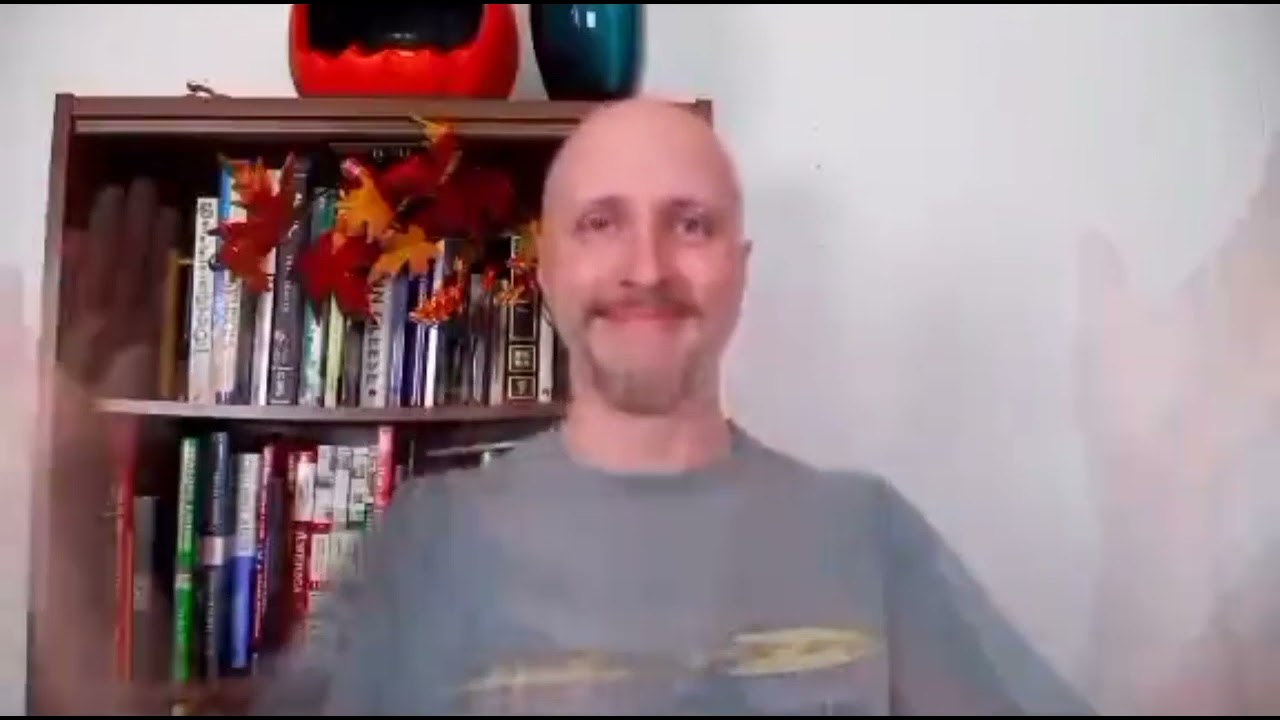 Лысый мужик хавает чипсы