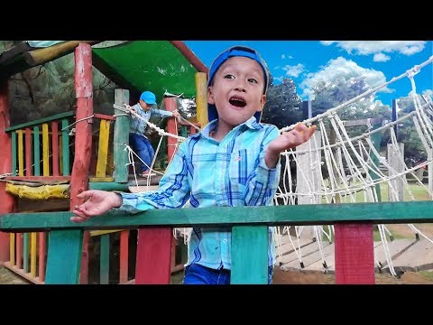 Jugando en un Parque Infantil - Juegos de Toboganes, Columpios - Kevin Toys