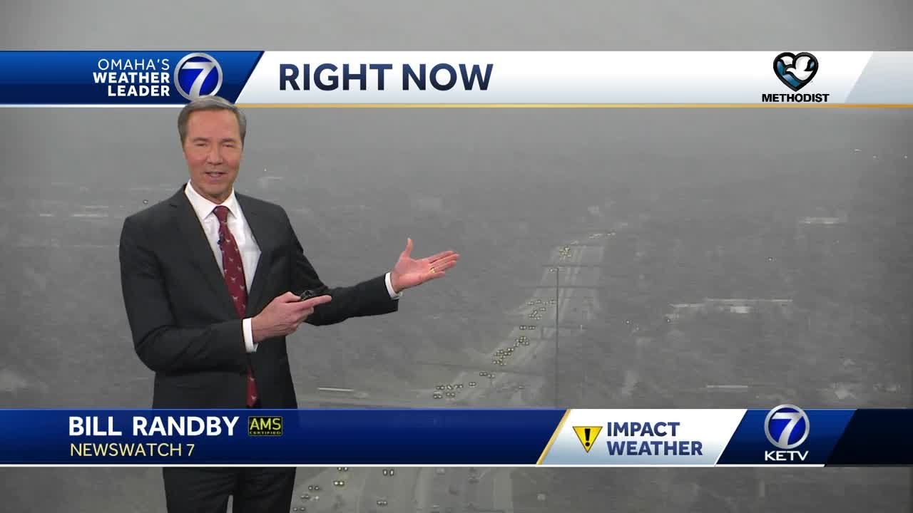 Light snow early evening in Omaha - YouTube