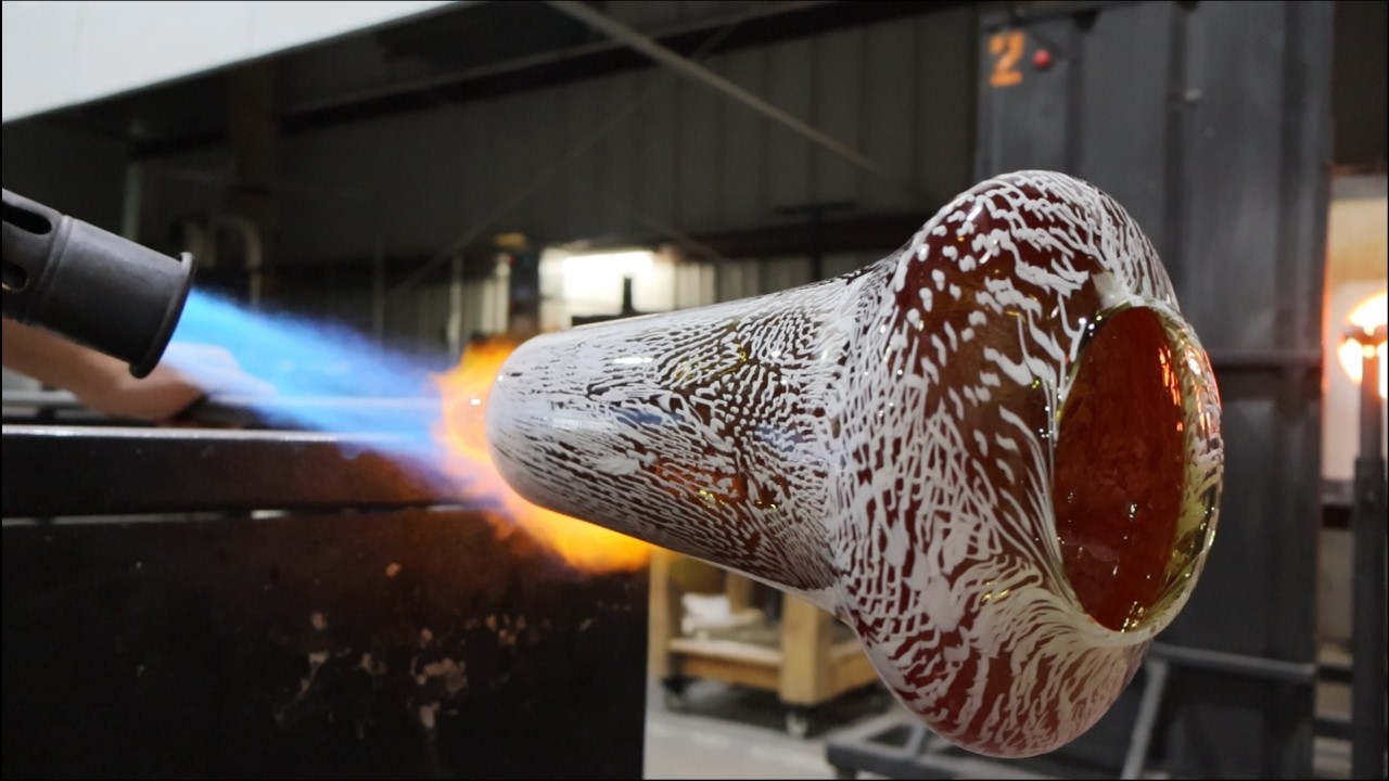 Процесс выдувания стекла с комментариями: изготовление вазы «Муррин» от начала до конца.