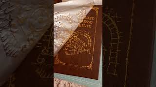 A beleza da APLICAÇÃO DE FOIL em capas e detalhes | Costureira de Papel