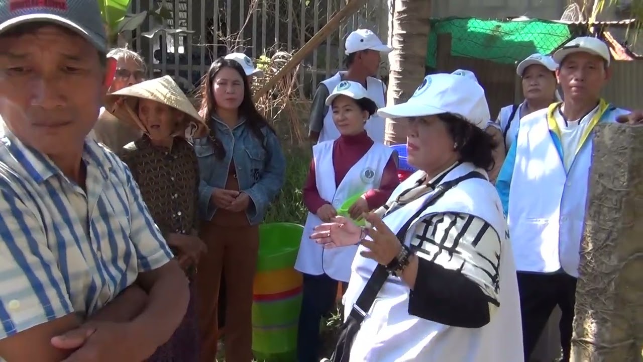 TẶNG QUÀ CHO BÀ CON VÙNG LŨ XÓM RỌC, HÀM THẮNG, NGÀY 20-12-2025.