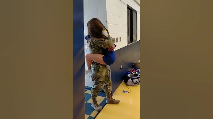 Military brother surprised his little sister - DayDayNews