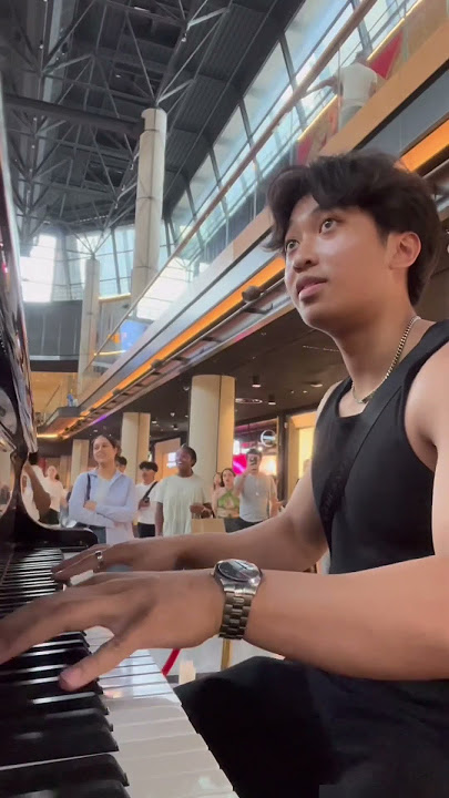 I was playing « GOLDEN HOUR » and a violinist appear on the escalators 😱🎻