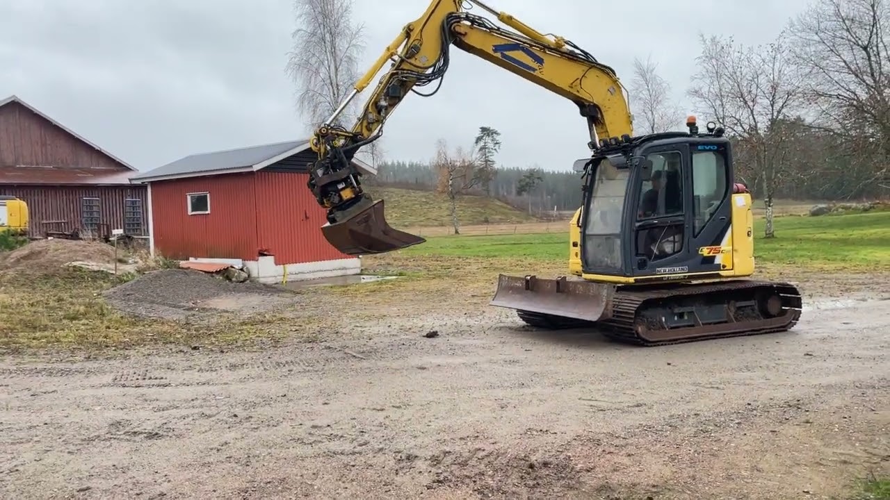 Bandgrävare New Holland E75CSR med redskap