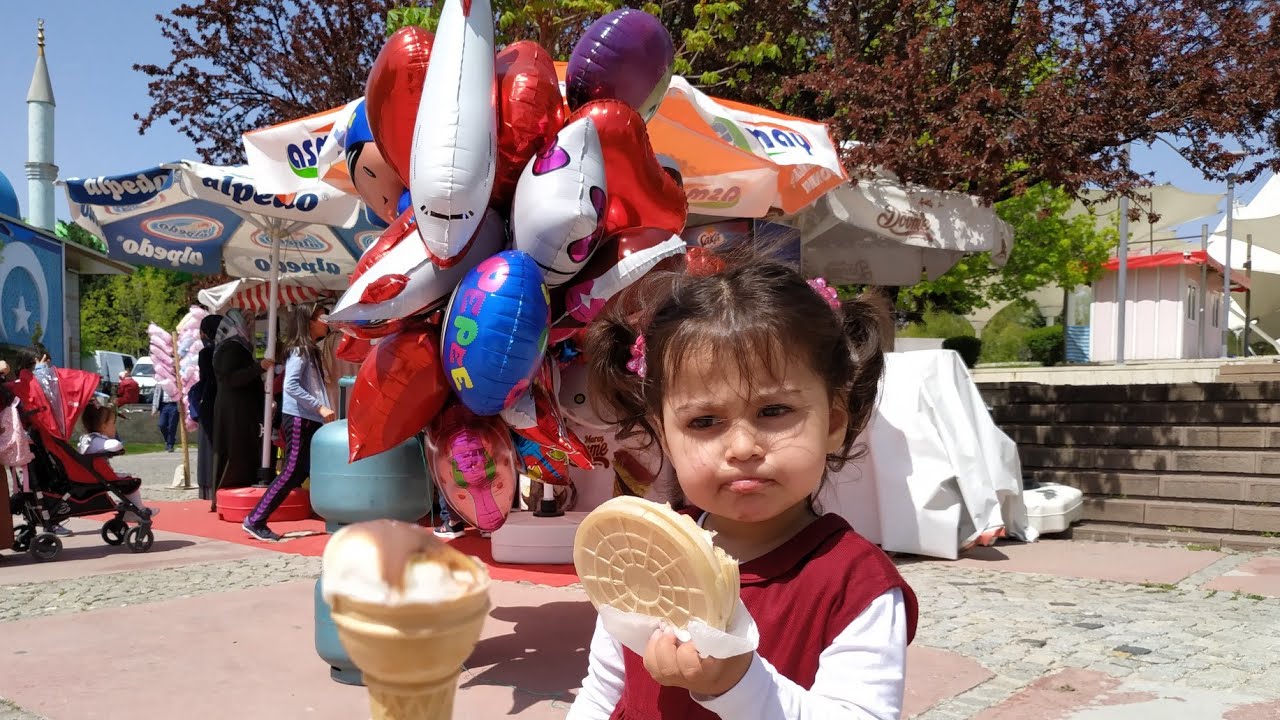 Ayşe Ebrar Uçan Balon Pamuk Şeker Dondurma Renkli Şeker Almak İçin Ağladı. Bakalım Hangilerini Aldı?
