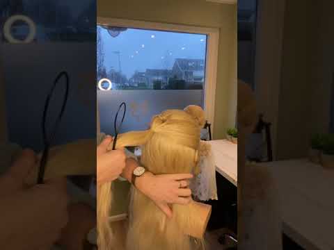 Video: Het Meisje Wilde Geen Afstand Doen Van Haar Lange Haar, Maar De Stylist Besloot Op Zijn Eigen Manier. Toen Ze Het Resultaat Zag, Was Ze Verrast En Nam Ze Een Nieuw Imago Aan