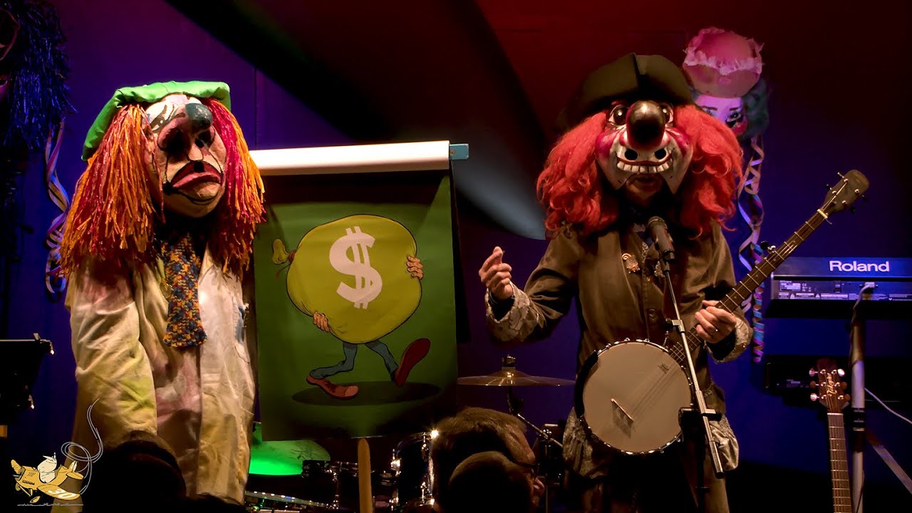 Schnitzelbangg Schnapsbagge singt phantastische «Väärs» am Fliegerli  mit seinem Banjo fest im Griff