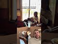 Novia cela a su pareja solo por mirar un show de chicas 😮😮😮