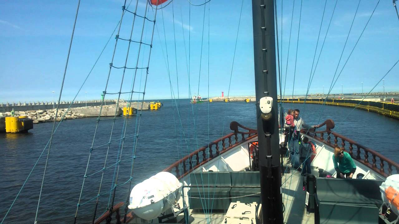 Statek piracki wypływa z portu w Kołobrzegu - YouTube