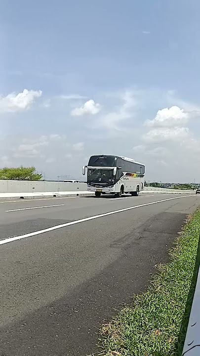 Bus Avante terbaru milik Sinar Jaya melesat di toll Trans Jawa #sinarjaya #sinarjayamania