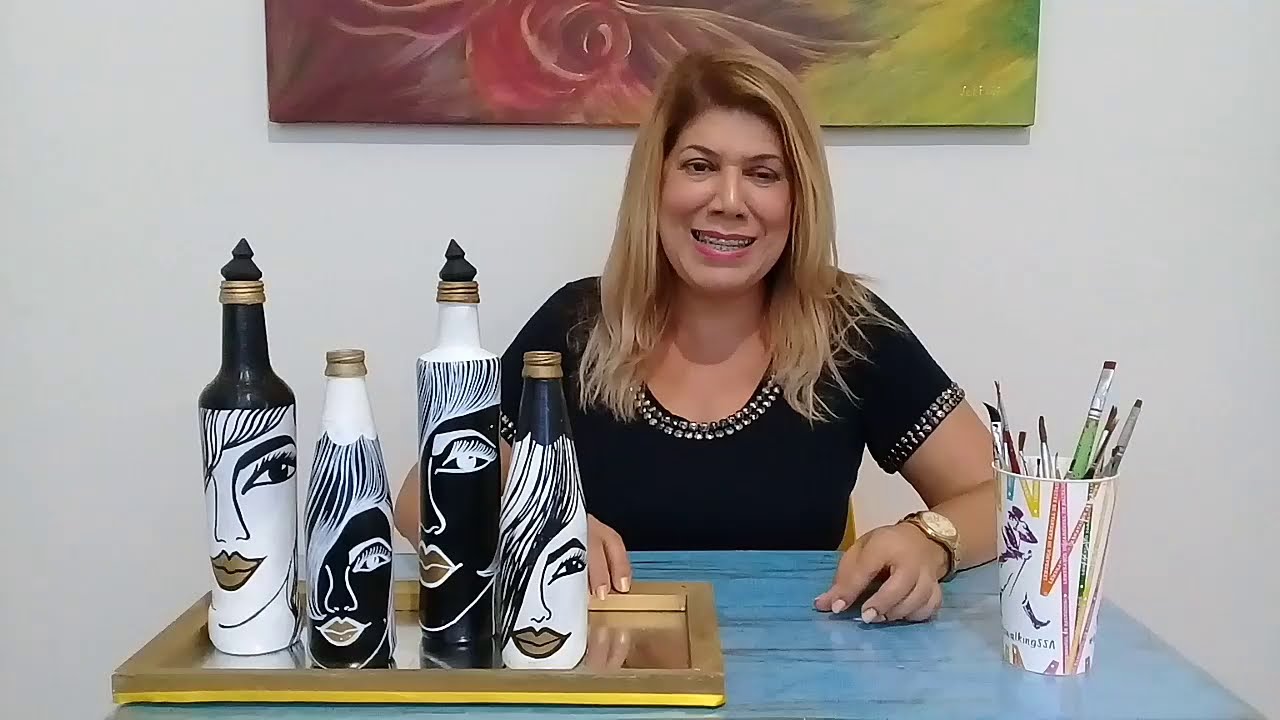 Garrafa pintada com rosto preto branco e dourado