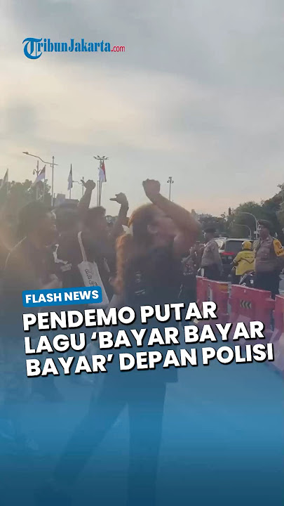 Pendemo Putar Lagu 'Bayar Bayar Bayar' di Depan Polisi seusai Band Sukatani Minta Maaf ke Kapolri
