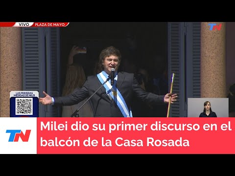 Javier Milei salió al balcón de la Casa Rosada a saludar a la gente que lo esperó en Plaza de Mayo