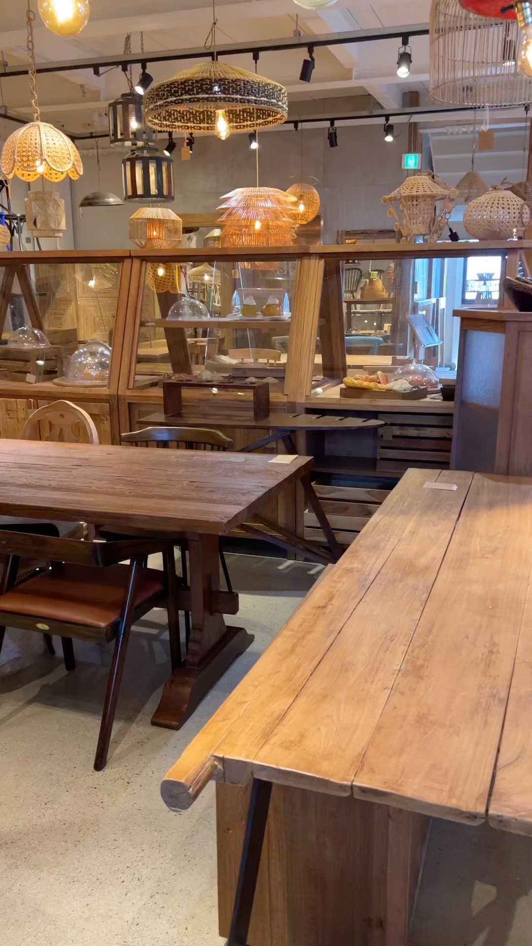 Discover the World of Vintage Wood🪵 Furniture That's Uniquely