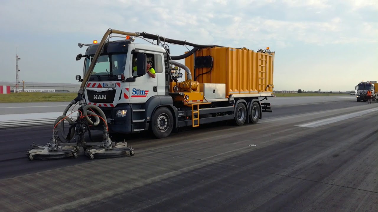 Václav Havel Airport Prague / runway rubber removal / 07/2018