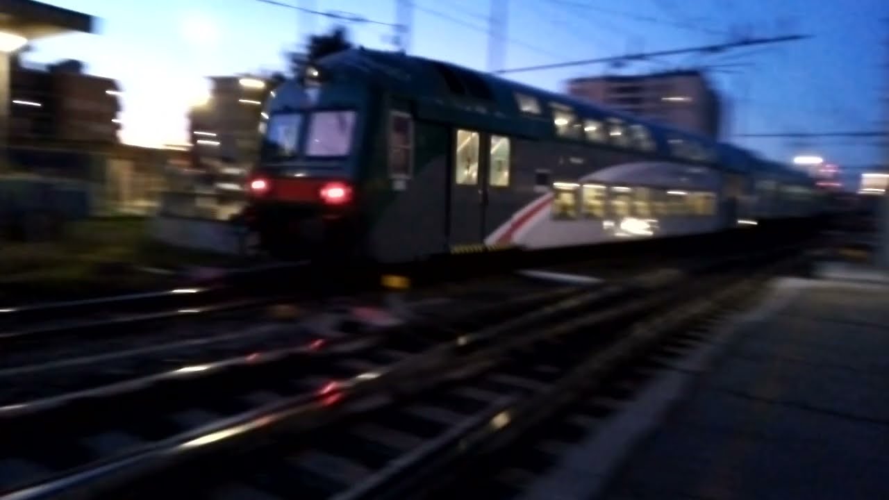 E464 242+4 MDVC+pilota 2 piani 26-39 915 Trenord - Milano Greco - 02/02/2023