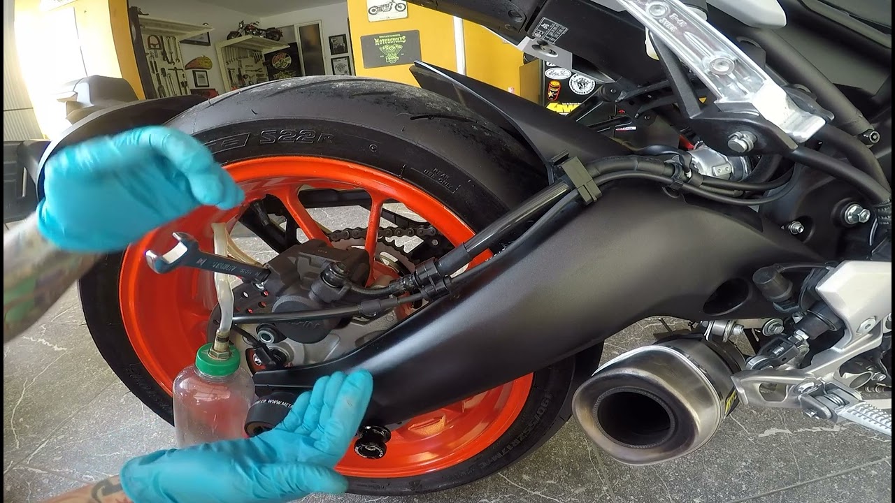 💀✌🏼🧰 Yamaha  MT09 revisión y/o cambio, de pastillas freno trasero.