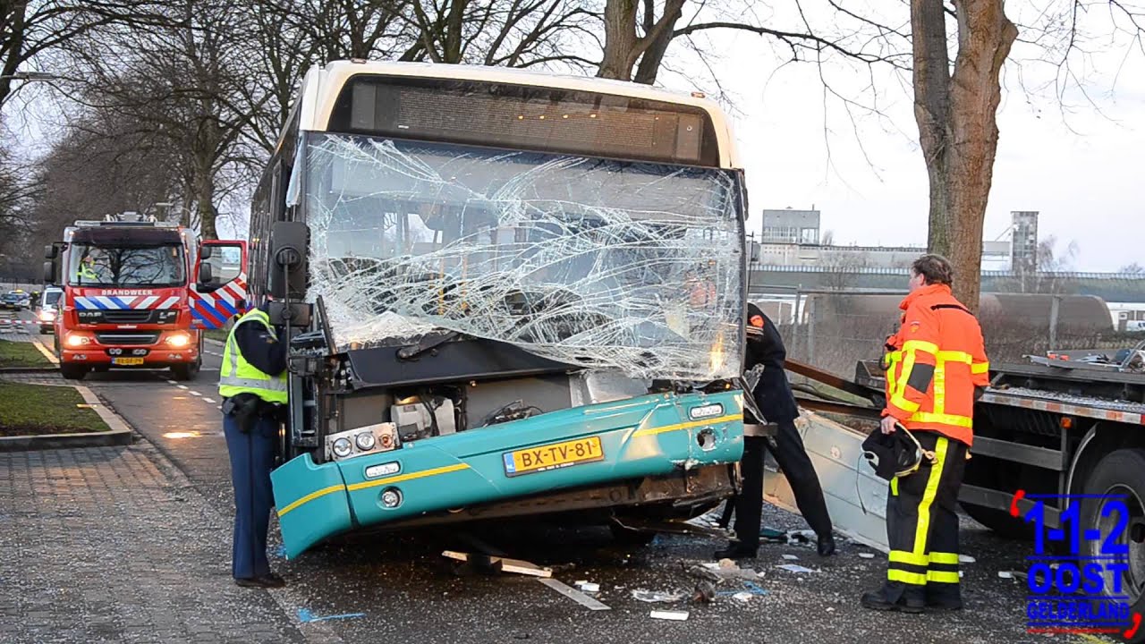 buschauffeur-zwaargewond-na-botsing-tegen-oplegger-in-doetinchem-youtube