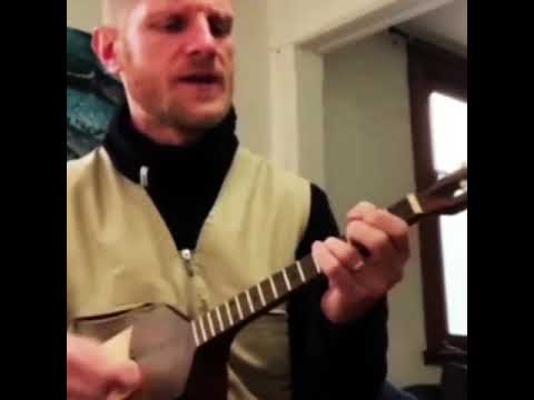 Француз поёт на чеченском
