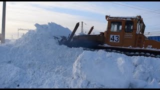 Мощь, бульдозеры в снегу БАТ-2, ДЭТ-250, Т-170, МТЗ-1221. Powerful Soviet bulldozers push snow!
