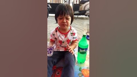 Reaksi wajah anak kecil pertama kali minum soda