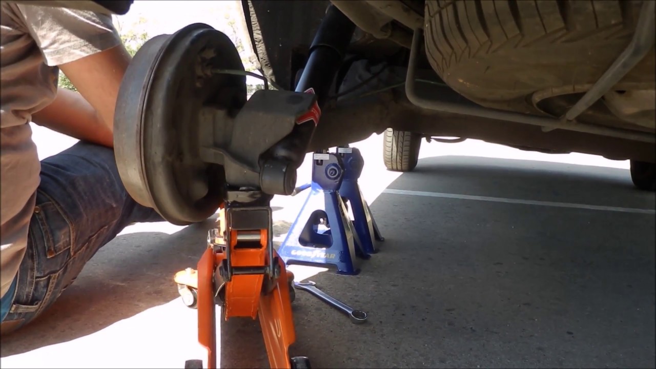 Cómo cambiar amortiguadores traseros del coche - YouTube