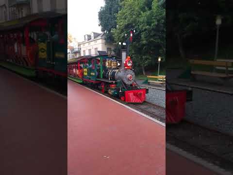 Video: Kereta api Disneyland di Disneyland California