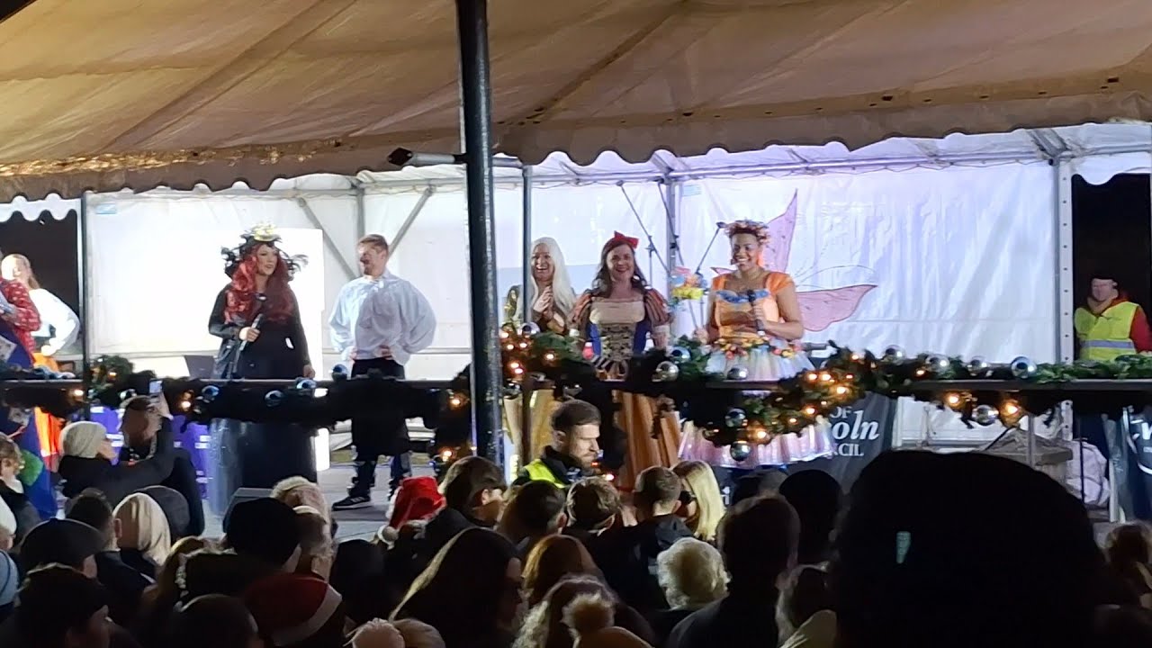 When is the lincoln christmas lights switch on 2025