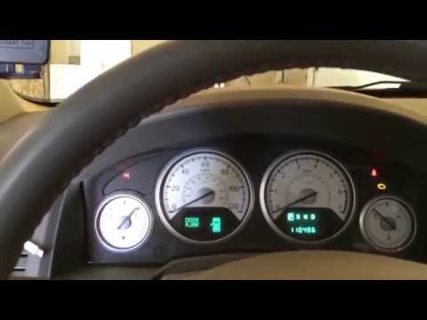 Video: Hur återställer du däcktryckslampan på en Chrysler Town and Country 2010?