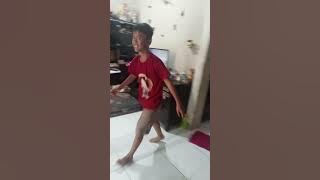 membersihkan kamar tidur
