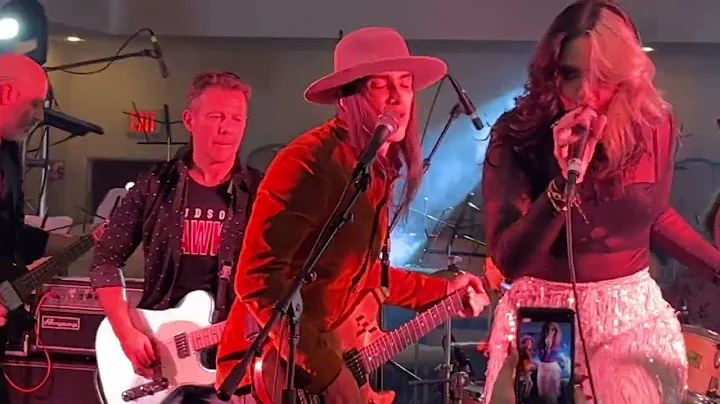 Nuno, Maria Bettencourt & Family - Tie Your Mother...