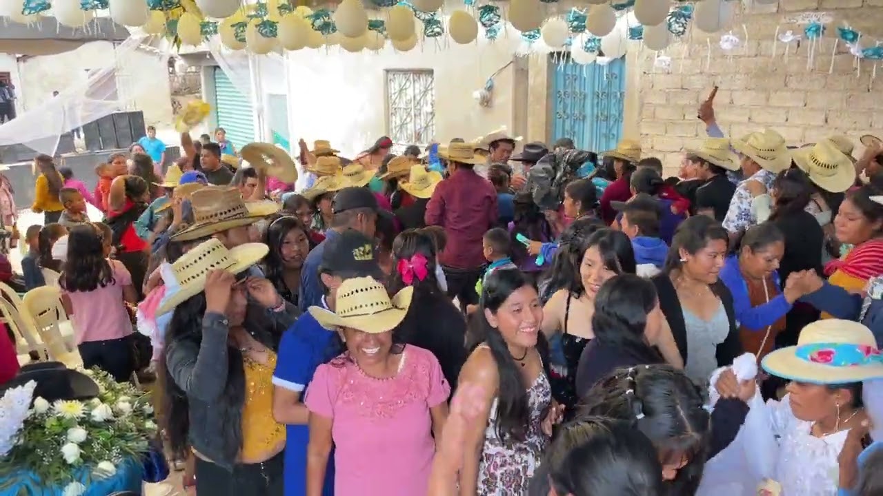 Así de Alegre Baila La Gente de Potoichan *LOS DOS COMPAS Y SUS TECLADO*