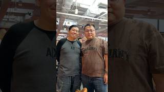 活动现场看到了资深武打演员#火星蒋荣法,这位曾经在成加班摸爬滚打多年的老戏骨,在八九十年代#成龙 主演的电影中我们都能看到他的身影。#嘹亮之声亚视金曲演唱会