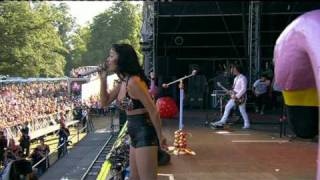 Katy Perry - V Festival - Hot N Cold - changview.com for more videos Resimi