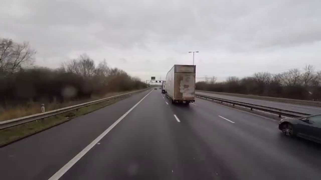 Double deck trailer having a wobble in high winds