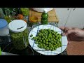 Aceitunas curadas con sal sosa y aliñadas con hierba de olivas.