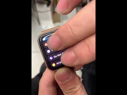 Video: Hvordan fjerner jeg stroppen fra Apple Watch 4?