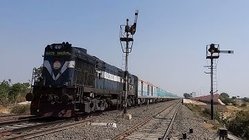 Upper Quadrant Semaphore Signal in Action | Jamnagar Humsafar with Vatva WDM-3A skips Lakhamanchi