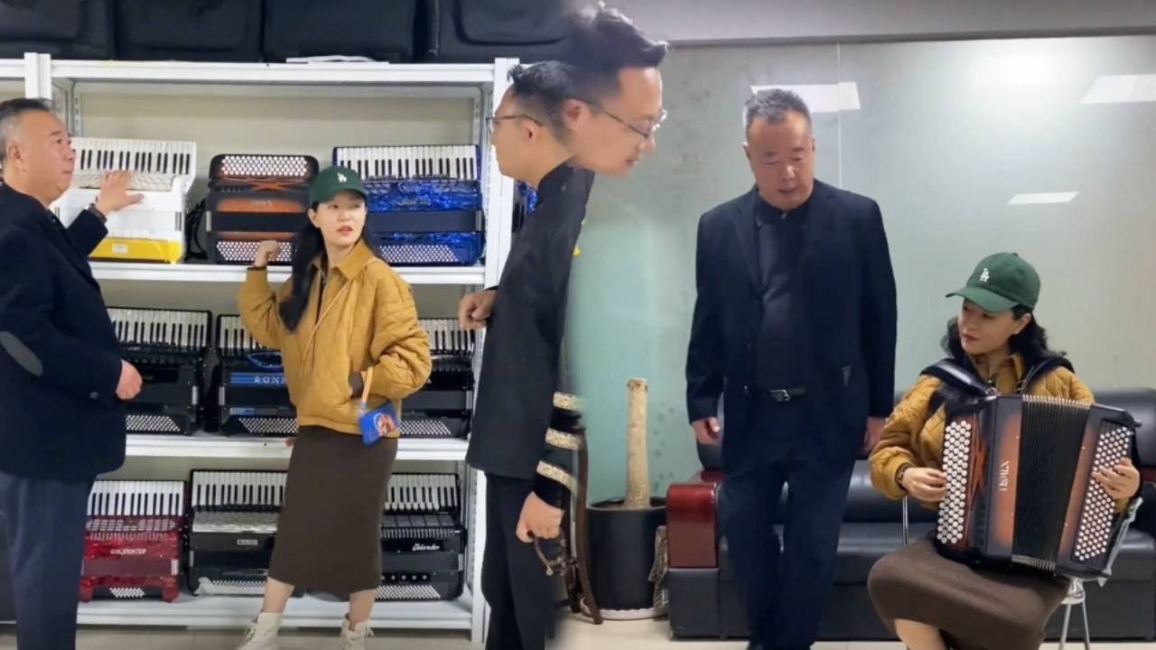 手风琴女孩去盘琴行老板，说自己会一点点手风琴老板不相信，直言会的话他把手风琴吃了！不知道手风琴好吃吗？【李楚然手风琴】