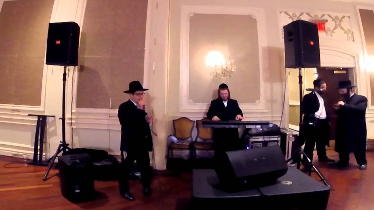 Simcha Jacoby singing "Ke'ayol" at a Wedding with Avrumi Berko