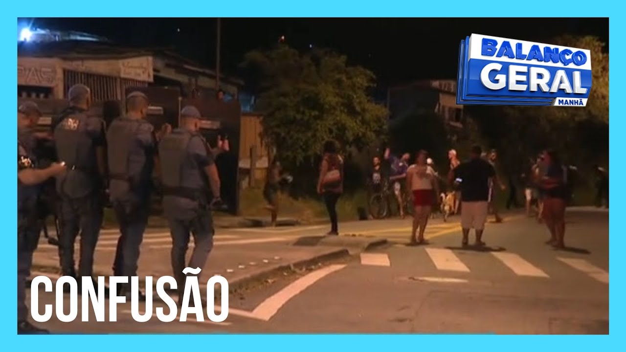 Policiais e moradores entram em confronto após morte de homem em moto sem placa