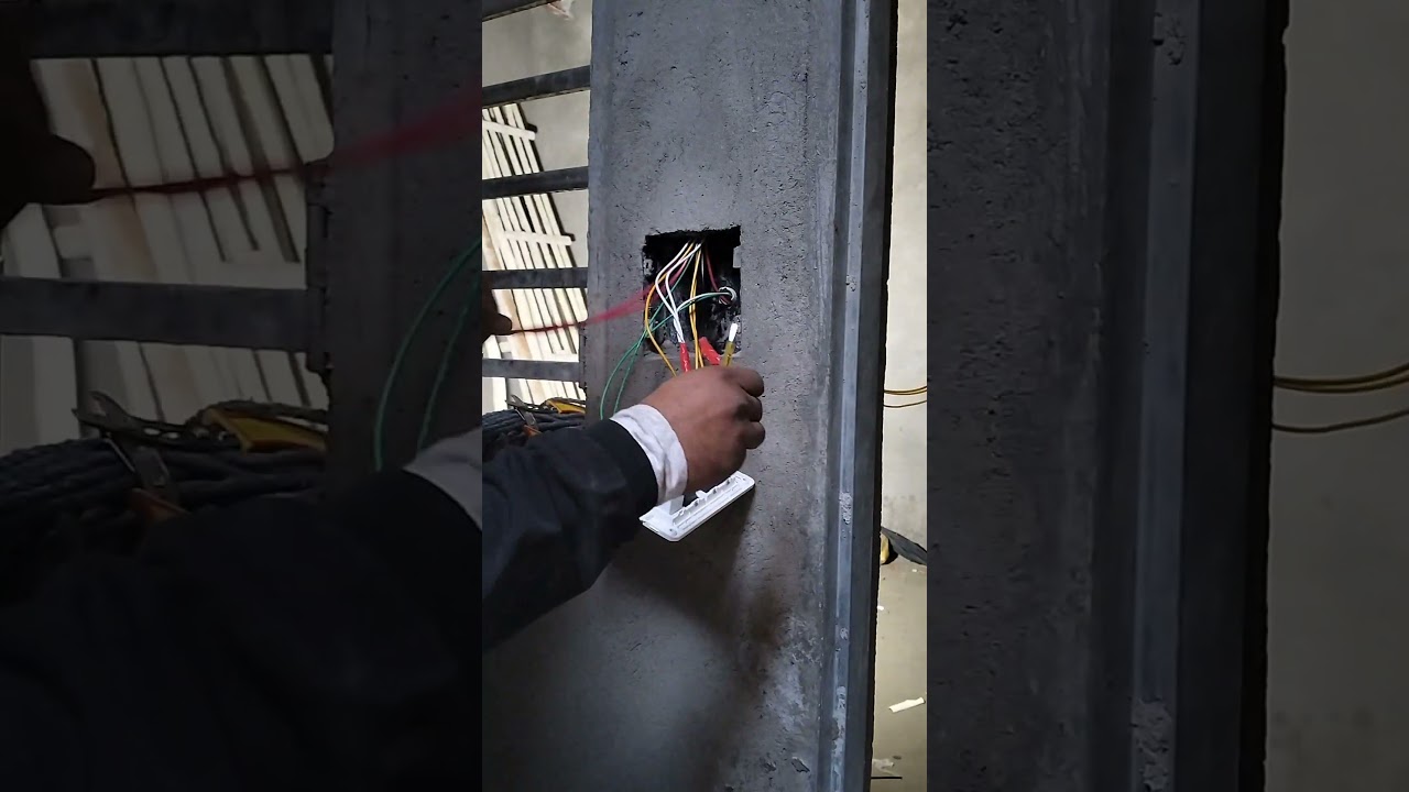 kamre ka men board kis tarike se lagate Hain  